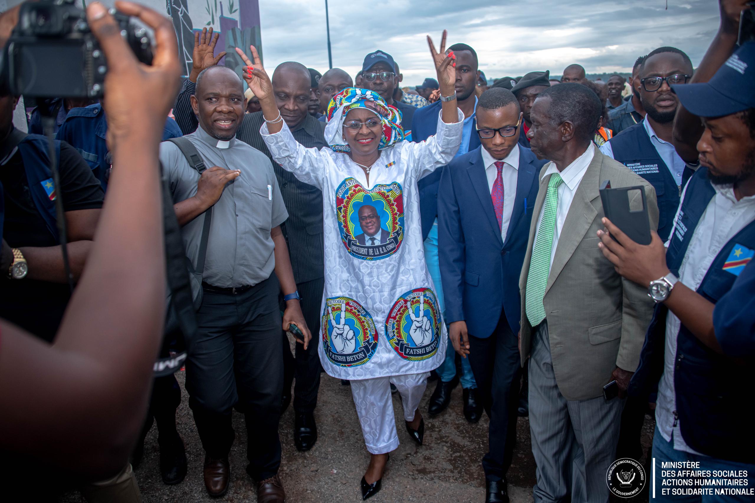 Sur instruction du chef de l’État Félix-Antoine TSHISEKEDI TSHILOMBO et de la première ministre Judith SUMINWA, la ministre des affaires sociales action humanitaire et solidarité nationale Nathalie AZIZA MUNANA est dépêchée d’urgence à Mbuji-Mayi assister les familles